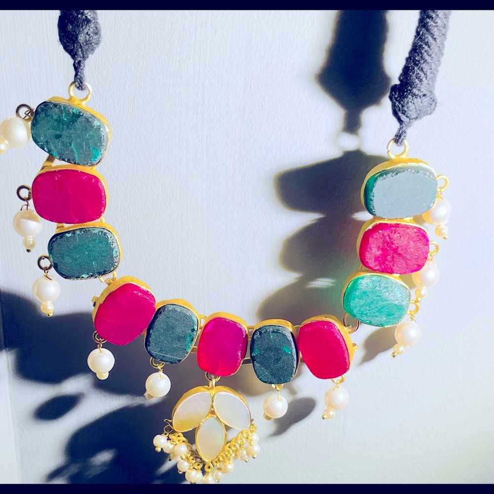 New Subo set with gold n red stones with mother of pearl and pearl earrings
